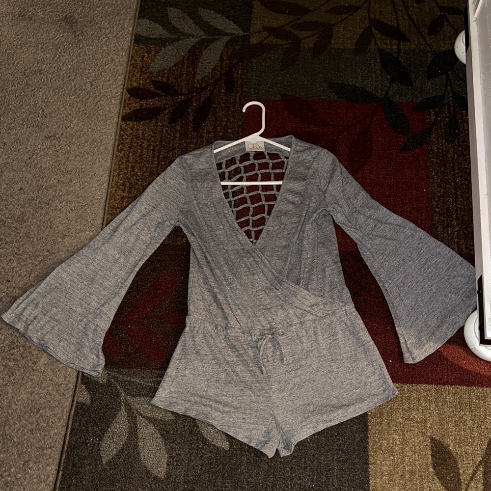 CHASOR Vintage Chic Gray Long Sleeve Romper with Lattice Back